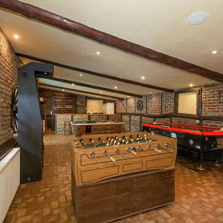 Square Farm Transformed Into A Luxurious Holiday Σπίτι διακοπών